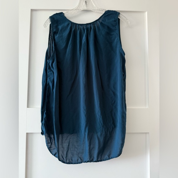 Velvet by Graham and Spencer High-Low Hem Sleeveless Blue Blouse in Size M - Picture 2 of 6